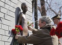 The ceremony of laying flowers at the Memorial