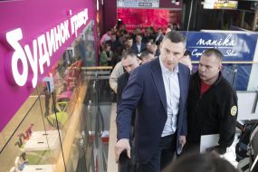 Vitali Klichko during the inspection of the shopping center "Magellan"