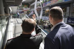 Vitali Klichko during the inspection of the shopping center "Magellan"
