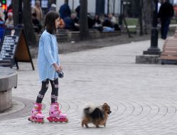 Дівчина катається на роликах