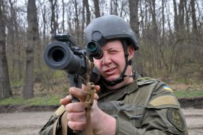 Боєць нацгвардії під час навчальних зборів