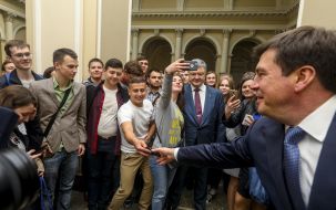 Petro Poroshenko photographed with students
