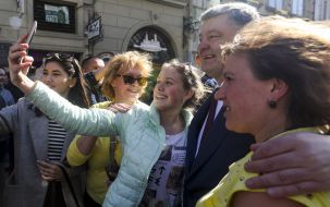 Petro Poroshenko is photographed with Lvivans