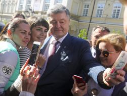 Petro Poroshenko is photographed with Lvivans