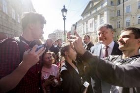 Petro Poroshenko is photographed with Lvivans