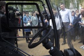 Vitali Klitschko inspects new technology of "Kyivzelenbud"