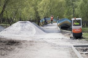 Repairs in the  Peremoha park