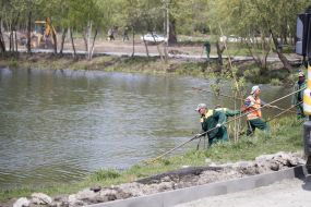 Repairs in the  Peremoha park