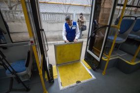 The trolleybus driver lowers the folding ramp