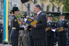 Petro Poroshenko hand in diplomas to graduates