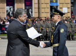 Petro Poroshenko hand in diplomas to graduates