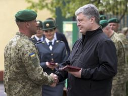 Petr Poroshenko presents the award to the border guard