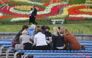 Женщины пьют шампанское