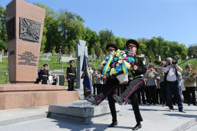 Laying flowers on the Lychakiv cemetery