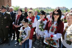 Laying flowers on the Lychakiv cemetery