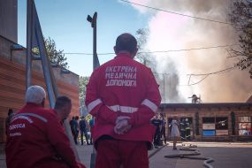 Doctors of emergency medical care observe the fire