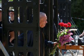 A man with flowers passes through a filter frame