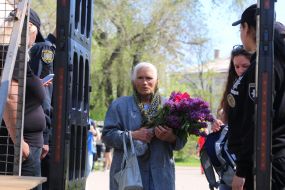 A woman with flowers passes through a filter frame