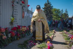 The priest holds the requiem requiem