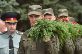 Возложение хвойного венка к мемориалу "Переправа"