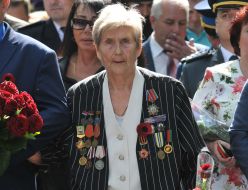 Учасниця церемонії покладання квітів