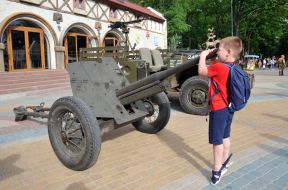 Хлопчик розглядає гармату