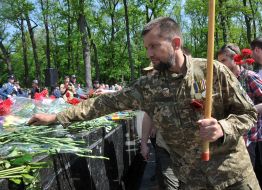Учасник церемонії покладання квітів