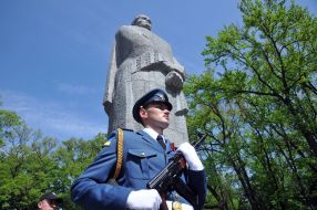 Почесна варта біля монумента Матері-Батьківщини