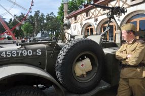 Виставка автомобілів часів Другої світової війни