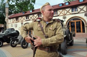 Виставка автомобілів часів Другої світової війни