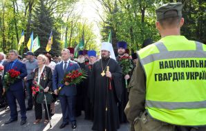 Учасники церемонії покладання квітів