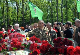 Учасники церемонії покладання квітів