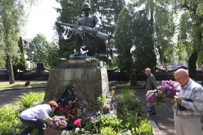 Laying flowers