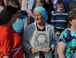 Woman with a portrait of the deceased