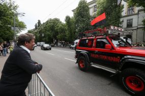 Чоловік дивиться на автомобіль Правого сектора