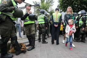Учасники акції "Безсмертний полк" і правоохоронці