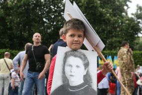 Хлопчик з портретами загиблих