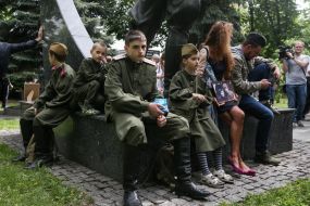 Діти у військовій формі