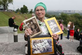 Жінка з портретами загиблих