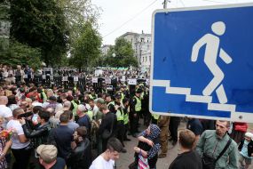 Учасники акції "Безсмертний полк" і правоохоронці