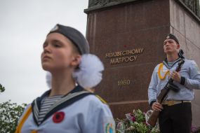 Honor guard near the monument to the Unknown Sailor