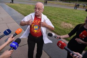 A man in a T-shirt with the inscription "USSR"
