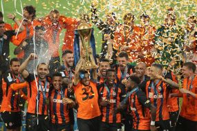 FC Shakhtar players hold the Cup of Ukraine