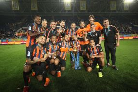FC Shakhtar players celebrating their victory