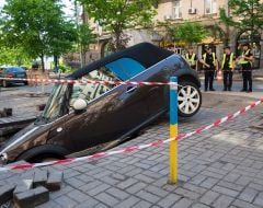 Автомобиль провалился под землю