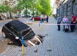 Автомобиль провалился под землю