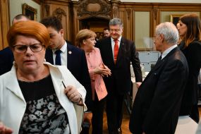 Angela Merkel and Petro Poroshenko