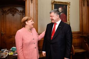 Angela Merkel and Petro Poroshenko