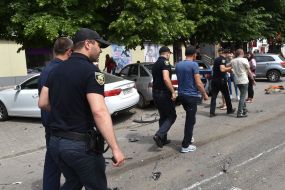 Сотрудники полиции задерживают водителя автомобиля Lexus