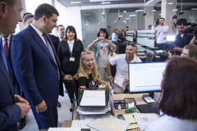 Volodymyr Groysman visited the center for providing administrative services